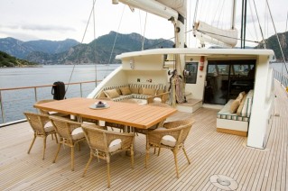 SAILING NOUR - Aft Deck